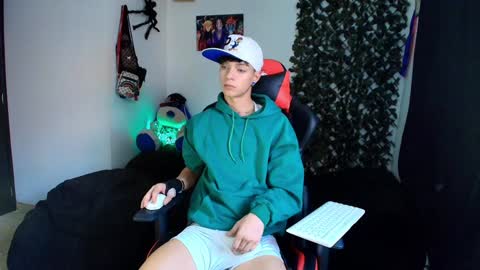 Snapshot of twink_sebas_ chatting on February 2025 09:36:01 PM Bad boy sebastian online show from February 2025 09:36:01 PM