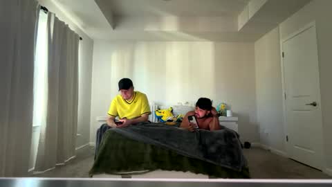 twolatinsmen online show from November 2025 06:52:01 PM