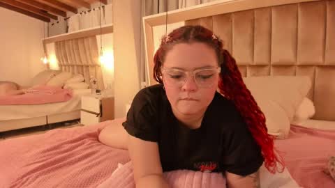 Snapshot of twwiiggy19 chatting on January 2025 01:06:01 AM Twiggy online show from January 2025 01:06:01 AM