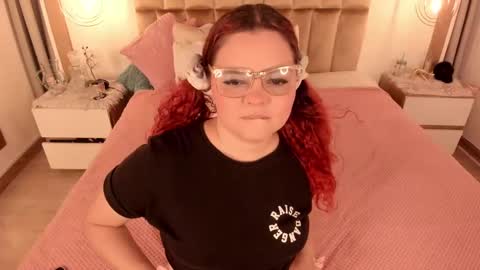 Snapshot of twwiiggy19 chatting on January 2025 08:09:01 PM Twiggy online show from January 2025 08:09:01 PM