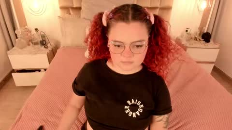 Snapshot of twwiiggy19 chatting on February 2025 08:10:01 PM Twiggy online show from February 2025 08:10:01 PM