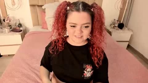 Snapshot of twwiiggy19 chatting on February 2025 08:19:02 PM Twiggy online show from February 2025 08:19:02 PM