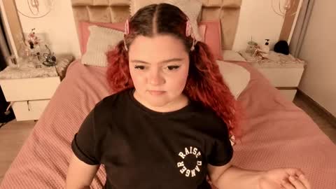 Snapshot of twwiiggy19 chatting on March 2025 08:32:01 PM Twiggy online show from March 2025 08:32:01 PM