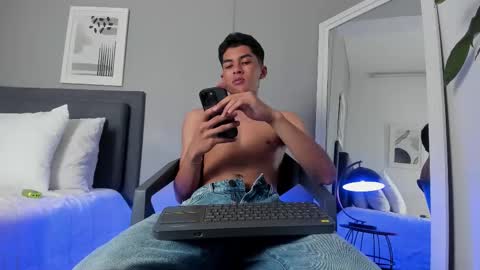 Snapshot of tyler_fox_ chatting on September 2025 07:35:01 PM Tyler Fox online show from September 2025 07:35:01 PM