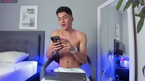 Snapshot of tyler_fox_ chatting on September 2025 09:28:02 PM Tyler Fox online show from September 2025 09:28:02 PM