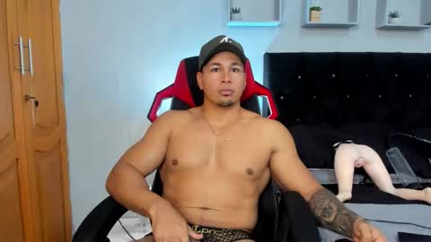 tyler_hank1 online show from November 2025 11:24:01 AM