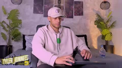 Snapshot of tyler_jonnes chatting on December 2024 05:14:02 AM Tyler online show from December 2024 05:14:02 AM