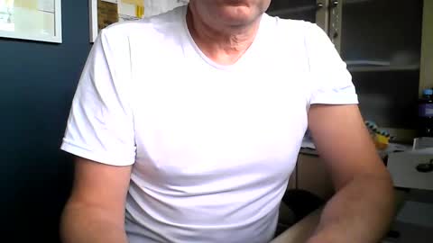 Snapshot of ukshowall chatting on October 2025 10:57:02 AM mark online show from October 2025 10:57:02 AM