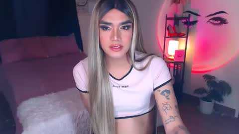 Snapshot of ultimatesexytrans chatting on February 2025 07:10:01 PM Alex online show from February 2025 07:10:01 PM