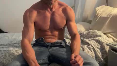 Um CM online show from April 2026 01:00:02 PM