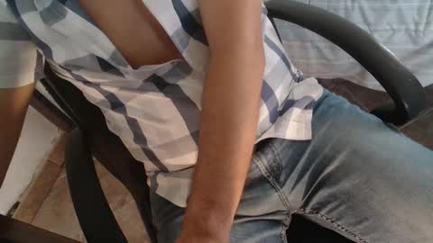 Snapshot of under_thedesk chatting on September 2025 09:14:01 AM Giov online show from September 2025 09:14:01 AM