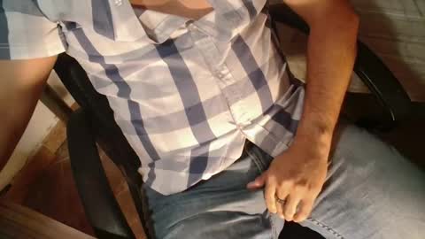 Snapshot of under_thedesk chatting on October 2025 06:39:01 PM Giov online show from October 2025 06:39:01 PM