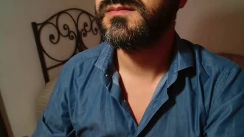 Snapshot of under_thedesk chatting on October 2025 05:02:02 PM Giov online show from October 2025 05:02:02 PM