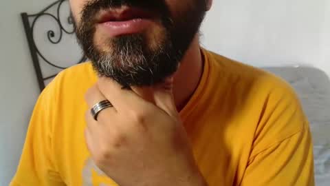 Snapshot of under_thedesk chatting on October 2025 09:28:01 AM Giov online show from October 2025 09:28:01 AM