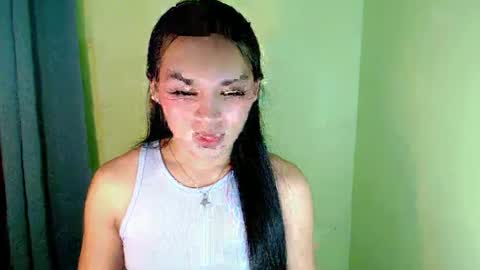 Snapshot of ur_innocent_girlx chatting on February 2025 03:05:01 PM QUEENSY online show from February 2025 03:05:01 PM