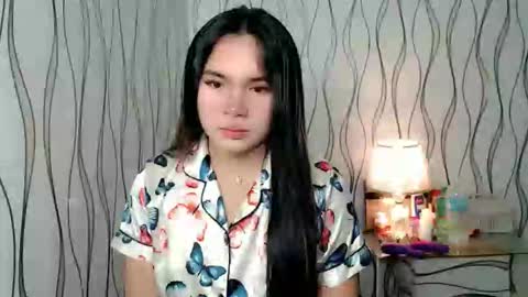 Snapshot of ur_innocent_girlx chatting on December 2025 01:59:02 AM QUEENSY online show from December 2025 01:59:02 AM