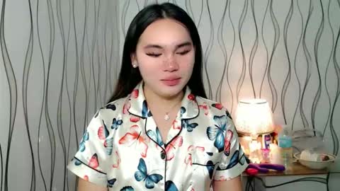 Snapshot of ur_innocent_girlx chatting on December 2025 01:25:01 AM QUEENSY online show from December 2025 01:25:01 AM