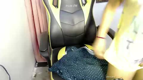 ur_small_girl online show from November 2025 03:35:01 PM