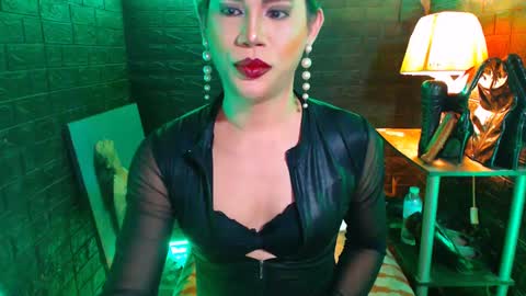 Snapshot of urhardcockqueenxxx chatting on December 2024 04:25:01 PM queen norelle online show from December 2024 04:25:01 PM