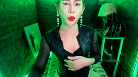 Snapshot of urhardcockqueenxxx chatting on February 2025 05:01:02 PM queen norelle online show from February 2025 05:01:02 PM