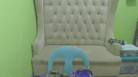 Snapshot of urhotmomzoey chatting on April 2026 07:04:01 PM urhotmomzoey online show from April 2026 07:04:01 PM