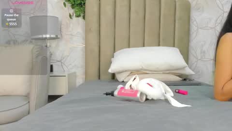 Snapshot of vaiolet__ chatting on December 2024 10:25:02 PM Vaiolet online show from December 2024 10:25:02 PM