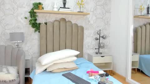 Snapshot of vaiolet__ chatting on December 2024 10:23:01 PM Vaiolet online show from December 2024 10:23:01 PM