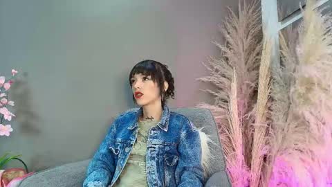 Snapshot of vaiolett_smith chatting on February 2026 04:24:02 PM V A I O L E T T S M I T H online show from February 2026 04:24:02 PM