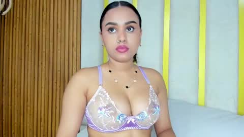 Snapshot of valen_petty chatting on April 2026 06:43:01 PM Valen online show from April 2026 06:43:01 PM