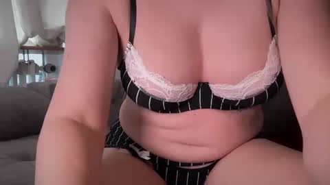 Snapshot of valentina_thedoll chatting on September 2025 08:05:01 AM Valentina online show from September 2025 08:05:01 AM