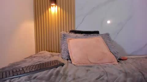 valentinaliux_ online show from June 2026 11:47:01 PM