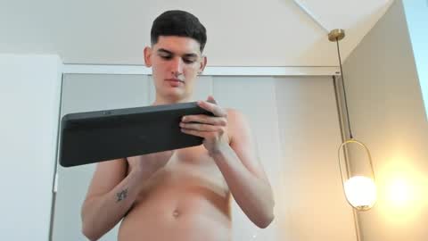 Snapshot of valentinocerati chatting on December 2024 03:20:01 AM ValentinoCerati online show from December 2024 03:20:01 AM