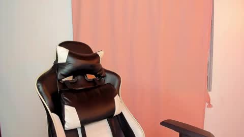 Snapshot of valeriie_pretty chatting on February 2025 03:47:02 AM Vale online show from February 2025 03:47:02 AM