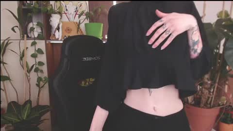 Snapshot of vampire_valentine chatting on March 2026 08:59:01 AM Mollyy Valentine online show from March 2026 08:59:01 AM