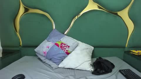 Snapshot of vanelin18 chatting on December 2025 07:21:02 PM Vane online show from December 2025 07:21:02 PM