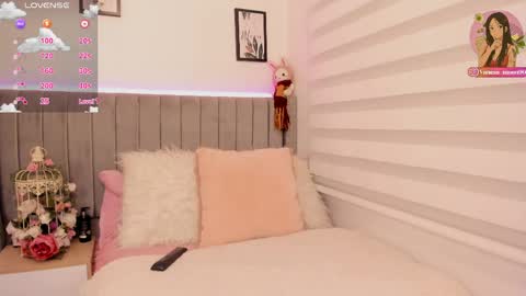 Snapshot of vanesa_moon_ chatting on April 2026 11:51:02 PM vanesa_moon_ online show from April 2026 11:51:02 PM