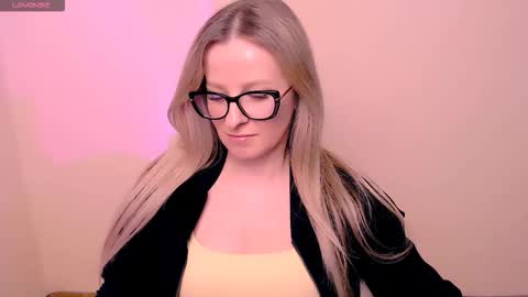 Mia online show from March 2026 07:24:02 PM