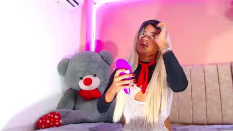 vannesa01 online show from December 2024 04:42:01 PM