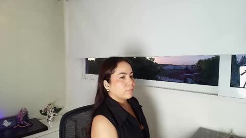 Snapshot of vctoria_collins_ chatting on October 2025 11:01:01 AM Victoria online show from October 2025 11:01:01 AM