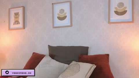Vee Simons online show from April 2026 07:49:01 PM