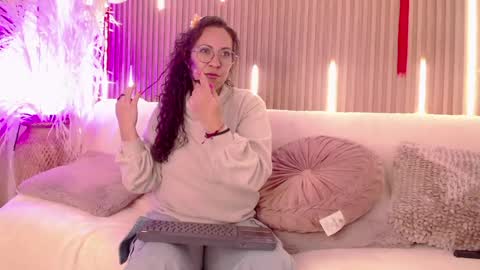 Emma Curly online show from May 2026 12:20:01 PM