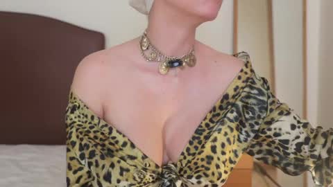Sienna online show from May 2026 06:38:01 PM
