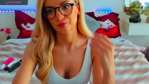 Snapshot of verrasweet4u chatting on May 2026 04:07:02 AM VerraSweet4u online show from May 2026 04:07:02 AM