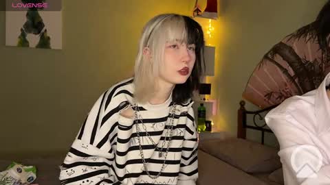 Snapshot of veryraretwins chatting on January 2025 10:40:01 PM veryraretwins online show from January 2025 10:40:01 PM