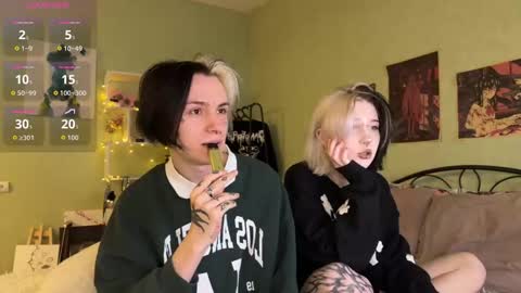 Snapshot of veryraretwins chatting on October 2025 02:44:01 AM veryraretwins online show from October 2025 02:44:01 AM