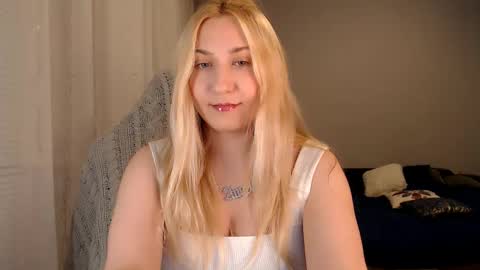 Amelia online show from October 2025 07:01:02 PM