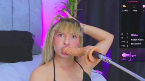 Snapshot of vicky_hot_x chatting on December 2024 02:52:01 AM online show from December 2024 02:52:01 AM