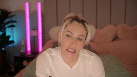 Snapshot of vickysecret96 chatting on April 2026 05:54:01 PM vickysecret96 online show from April 2026 05:54:01 PM