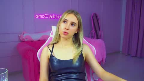 Snapshot of victoriahopson chatting on October 2025 07:08:01 AM Victoria online show from October 2025 07:08:01 AM