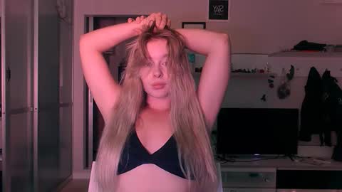 Eva and Victor online show from September 2025 01:16:02 PM